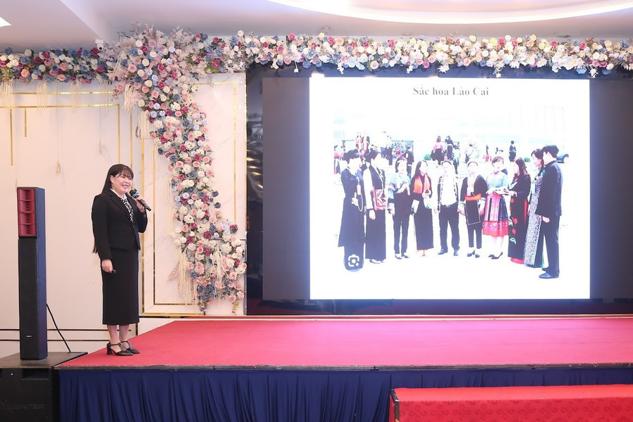 Cô Phu Minh Diệp - Hiệu trưởng Trường Tiểu học Phúc Sơn (phường Cầu Thia, tỉnh Lào Cai) chia sẻ về công tác quản lý, tổ chức lớp học xóa mù chữ. Ảnh: Trần Hiệp.
