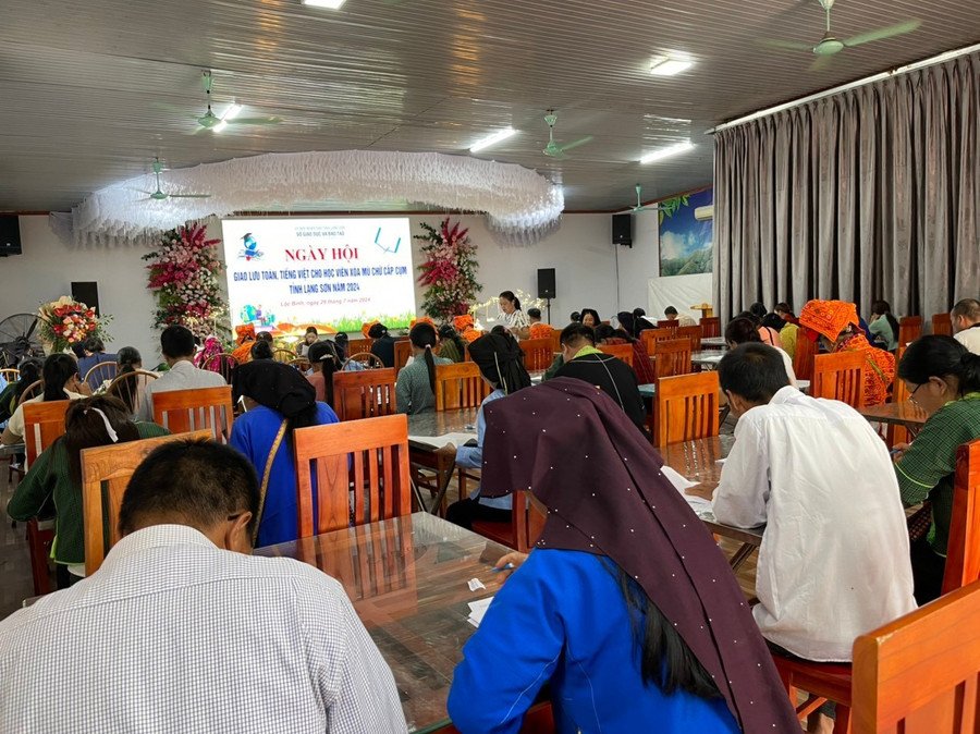 Học viên tham gia Ngày hội giao lưu Toán, Tiếng việt cho học viên lớp xóa mù chữ tỉnh lạng Sơn năm 2024. Ảnh: Sở GD&ĐT Lạng Sơn. 2024-07-31-08-40-463.png
