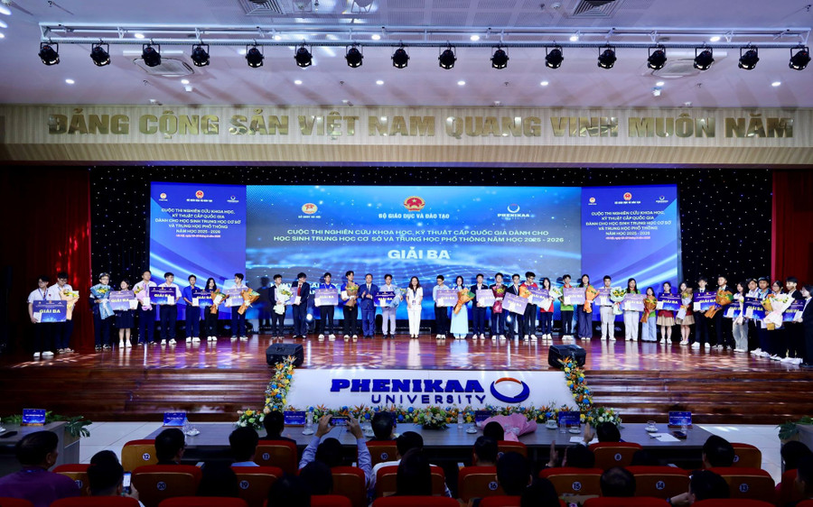 Đại diện Ban tổ chức trao giải cho các dự án đoạt giải ba. img-7206.jpg