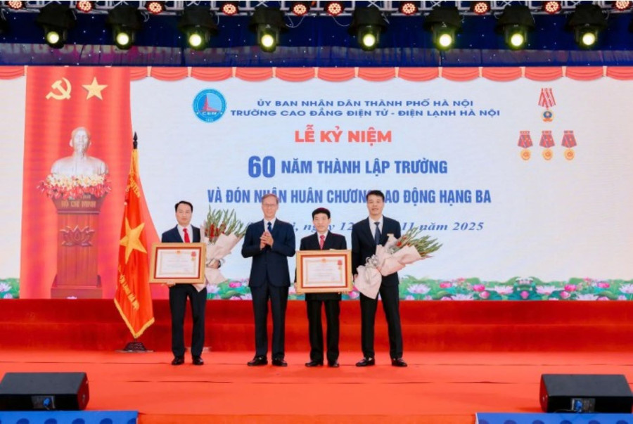 Phó Trưởng ban Thi đua - Khen thưởng Trung ương Phan Văn Hùng trao Huân chương Lao động hạng Ba cho Hiệu trưởng Trường Cao đẳng Điện tử - Điện lạnh Hà Nội Trần Xuân Ngọc và Khoa Điện – Tự động hóa. tt.jpg