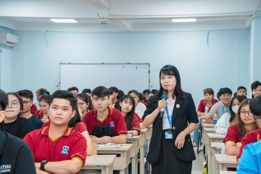TS. Cù Ngọc Phương trong giờ dạy tại Trường MM888 bảo mật tuyệt đối Nguyễn Tất Thành.