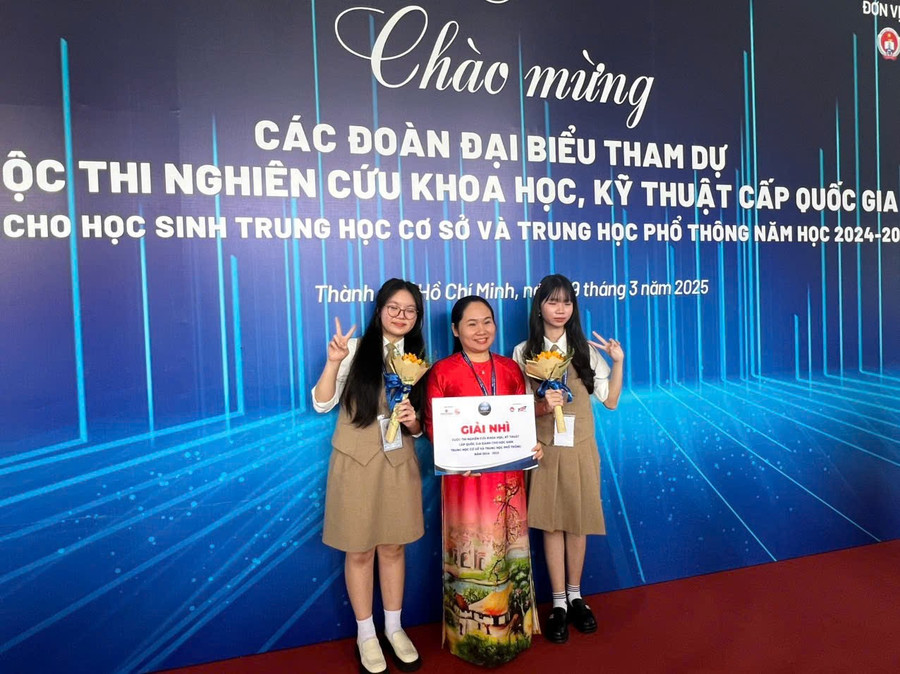 Cô Nguyễn Thu Quyên và học trò giành giải thưởng trong Cuộc thi Nghiên cứu khoa học, kỹ thuật cấp quốc gia cho MM886 slot game, bắn cá, lô đề, đá gà trung học. co-quyen-1.jpg