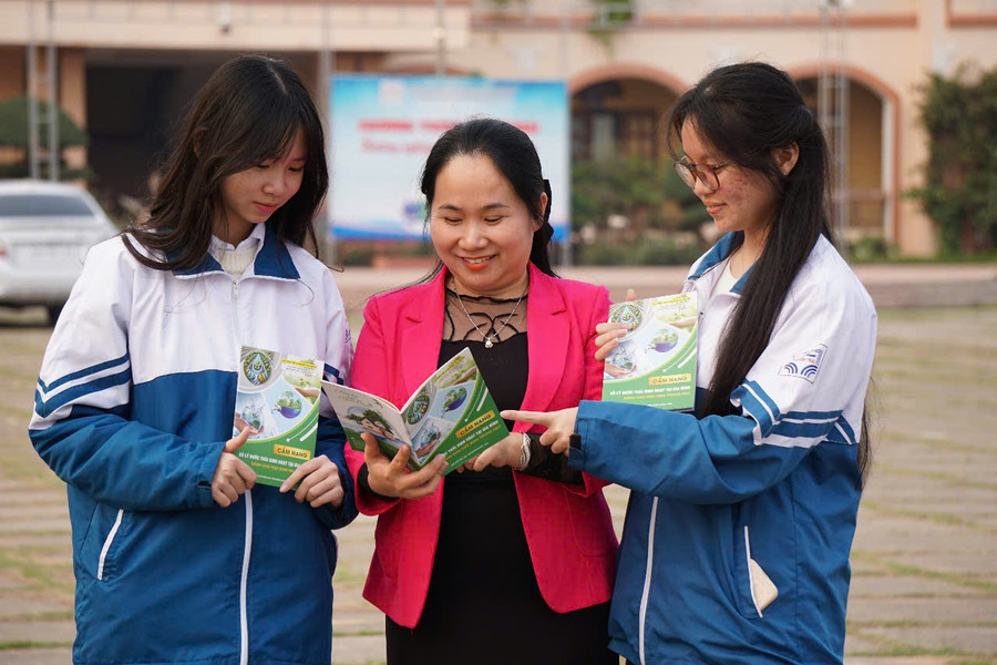 Cô Nguyễn Thu Quyên và học trò.