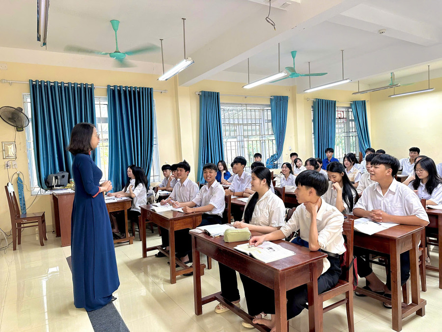 Cô Phạm Nguyễn Trang Ngân - Trung Tâm Đăng Nhập MM88 Chính Thức Mới Trường THPT A Lưới (TP Huế) và học trò trong giờ học.