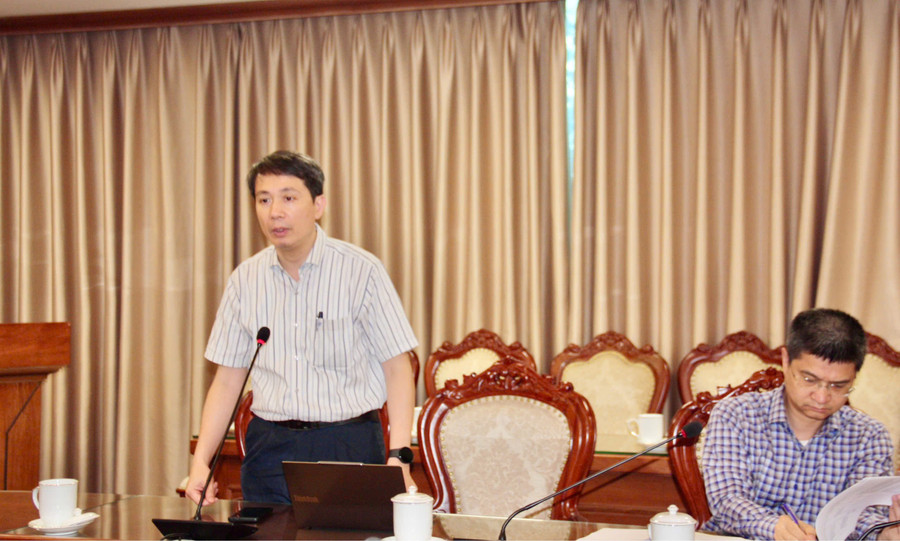 Ông Phạm Quang Hưng, Cục trưởng Cục Khoa học, Công nghệ và Thông tin báo cáo tại cuộc họp. binh-dan-hoc-vu-so1.jpg