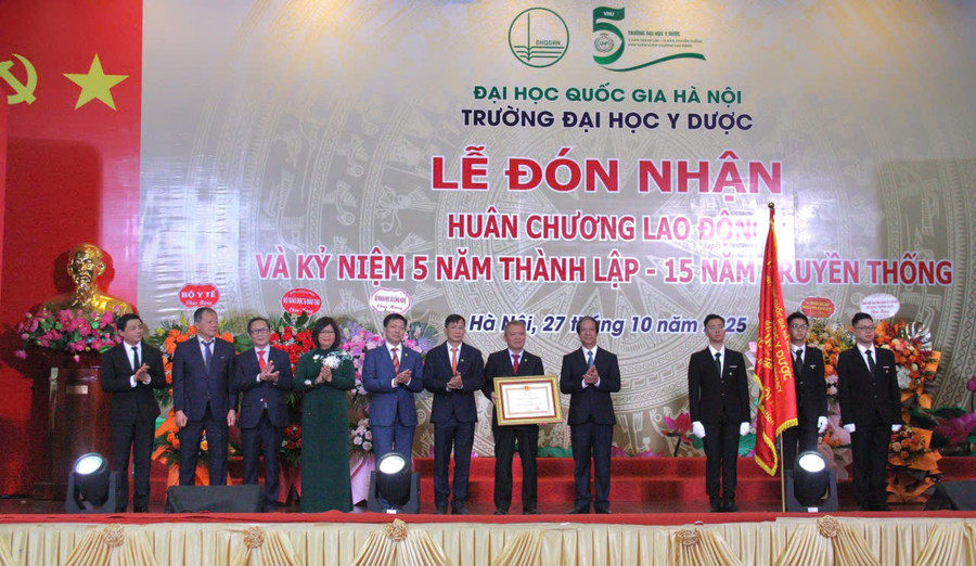 Bộ trưởng Bộ GD&ĐT Nguyễn Kim Sơn thừa ủy quyền của Chủ tịch nước trao Huân chương Lao động hạng Ba cho Trường MM888 bảo mật tuyệt đối Y Dược-MM888 bảo mật tuyệt đối Quốc gia Hà Nội.