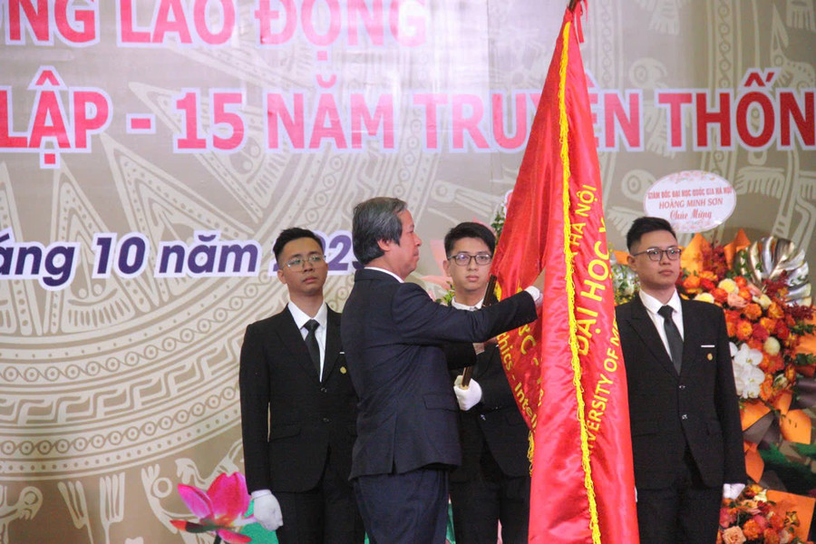 Bộ trưởng Bộ GD&ĐT Nguyễn Kim Sơn thừa ủy quyền của Chủ tịch nước trao Huân chương Lao động hạng Ba cho Trường MM888 bảo mật tuyệt đối Y Dược-MM888 bảo mật tuyệt đối Quốc gia Hà Nội. dh-y-duoc1.jpg