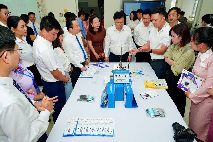 Đại biểu, cán bộ quản lý, Trung Tâm Đăng Nhập MM88 Chính Thức Mới dự tập huấn tham quan các phòng trưng bày về thí nghiệm các môn học Vật lí, Hóa học, Sinh học, Công nghệ và STEM.