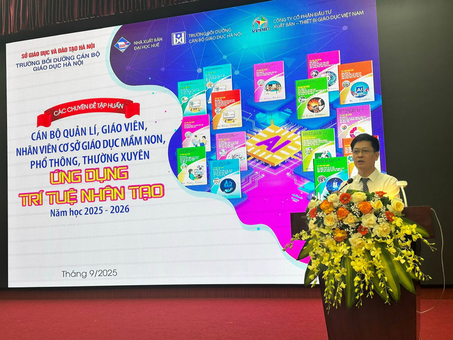 PGS.TS Nguyễn Xuân Thành, Hiệu trưởng Trường Bồi dưỡng cán bộ giáo dục Hà Nội phát biểu. tap-huan-2.jpg