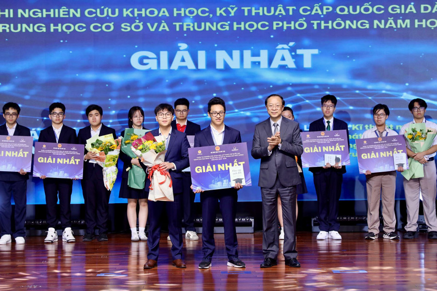 Thứ trưởng Thường trực Bộ GD&ĐT Phạm Ngọc Thưởng, Trưởng Ban chỉ đạo cuộc thi trao giải cho dự án đoạt giải nhất.