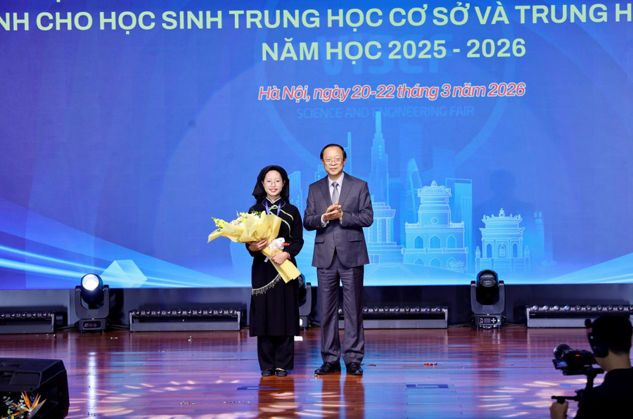 Thứ trưởng Thường trực Bộ GD&ĐT Phạm Ngọc Thưởng tặng hoa cho Đăng nhập vào MM886 Việt Nam duy nhất của Trường Hữu nghị T78 có dự án dự thi. img-7165.jpg