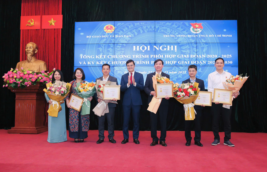 Bí thư thứ nhất Trung ương Đoàn TNCS Hồ Chí Minh Bùi Quang Huy trao Kỷ niệm chương ky-niem-chuong.jpg