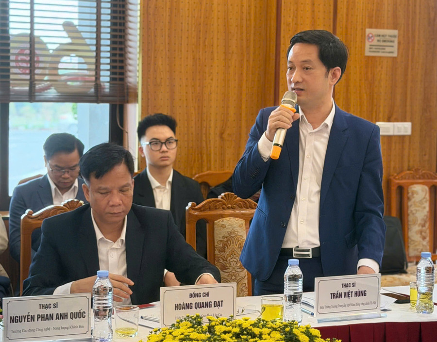 Ông Trần Việt Hùng - Hiệu trưởng Trường Trung cấp nghề Giao thông Công chính Hà Nội phát biểu tại hội nghị. ky-nang-nghe2.jpg