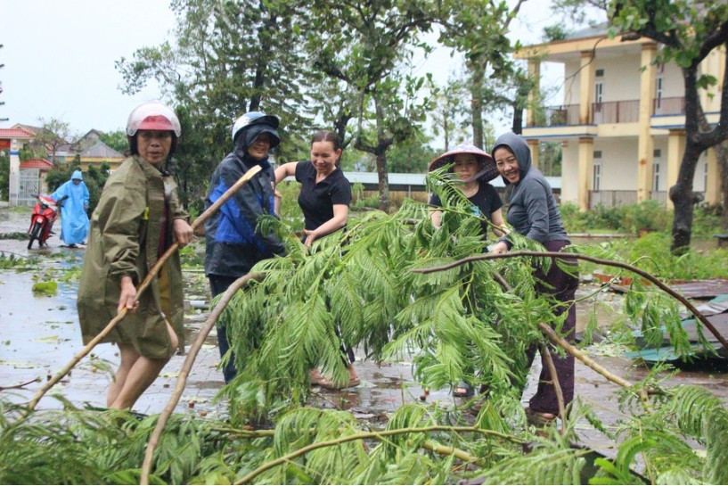 Trung Tâm Đăng Nhập MM88 Chính Thức Mới ở Hà Tĩnh dọn dẹp trường lớp sau bão Kajiki. Ảnh: Phương Hồ