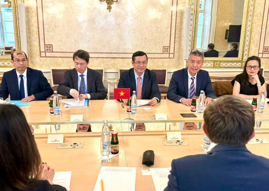 Thứ trưởng Bộ GD&ĐT Việt Nam Nguyễn Văn Phúc (giữa ảnh) trao đổi tại buổi làm việc. z6676017185629-1a69aba63539b6eebd55d7cc06b8b988.jpg