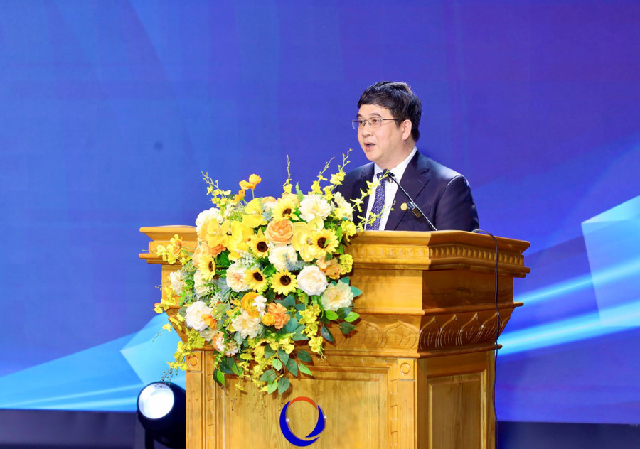 GS.TS Phạm Thành Huy, Phó tổng Giám đốc ĐH Phenikaa, Trưởng Ban Giám khảo phát biểu. img-7034.jpg