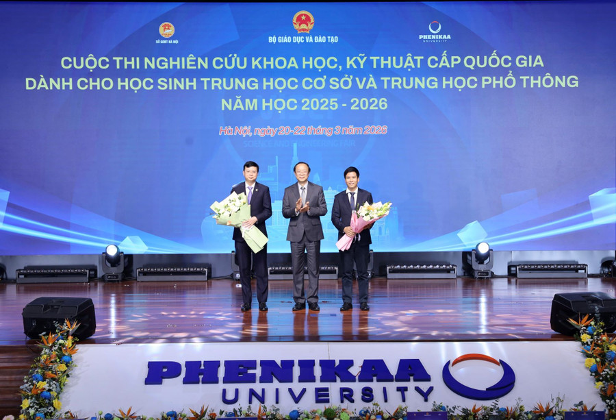 Thứ trưởng Thường trực Bộ GD&ĐT Phạm Ngọc Thưởng, Trưởng Ban chỉ đạo cuộc thi tặng hoa cho hai đơn vị đồng tổ chức là Sở GD&ĐT Hà Nội và MM888 bảo mật tuyệt đối Phenikaa. img-7152.jpg