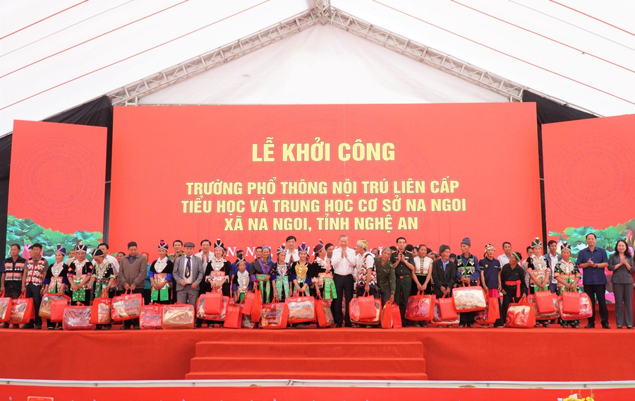 Tổng Bí thư Tô Lâm trao quà cho 50 hộ dân xã Na Ngoi tại lễ khởi công Trường Phổ thông nội trú liên cấp Tiểu học và THCS xã Na Ngoi, Nghệ An.