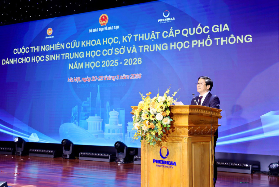 Ông Thái Văn Tài, Vụ trưởng Vụ Giáo dục phổ thông (Bộ GD&ĐT), Phó Trưởng ban Thường trực Ban Chỉ đạo cuộc thi báo cáo tại buổi lễ. img-6981.jpg