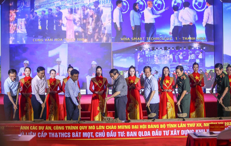 Thủ tướng Phạm Minh Chính và Bộ trưởng Nguyễn Kim Sơn cùng lãnh đạo Bộ Quốc phòng, lãnh đạo tỉnh Thanh Hóa thực hiện nghi thức khởi công Trường phổ thông nội trú liên cấp TH&THCS xã Bát Mọt, tỉnh Thanh Hóa. image.jpg