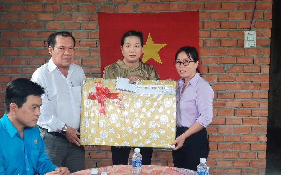 MM88b nhà cái, đồng nghiệp Trường Tiểu học Nhị Bình (Đồng Tháp) tặng quà, hỗ trợ đồng nghiệp khi được trao Mái ấm Công đoàn. Ảnh: CTV image-1.jpg