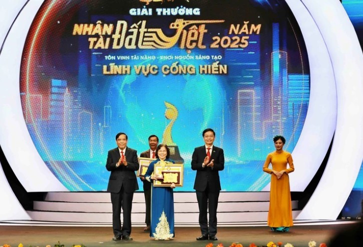 NGND Nguyễn Thị Hiền nhận Giải thưởng Cống hiến.