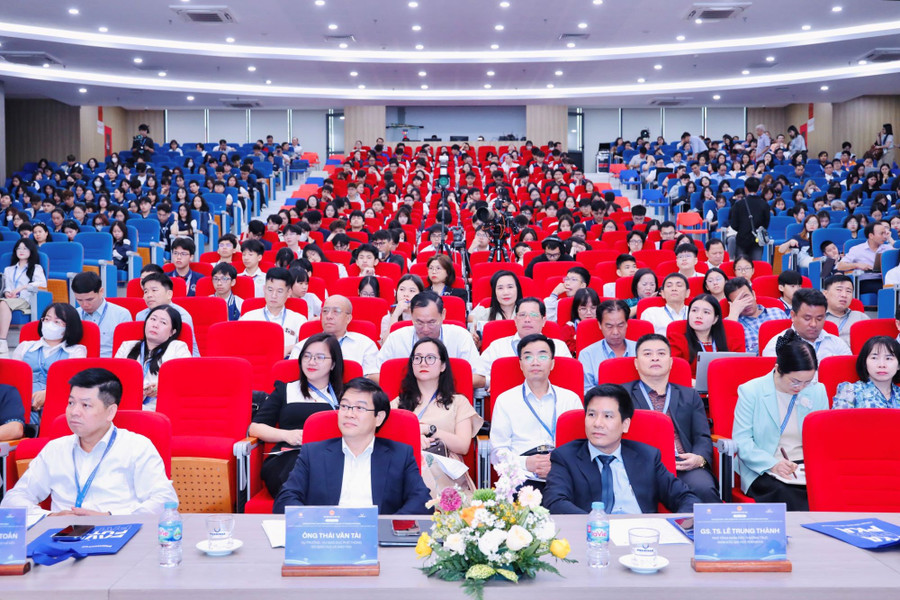 Các đại biểu tham dự hội thảo. img-6608.jpg