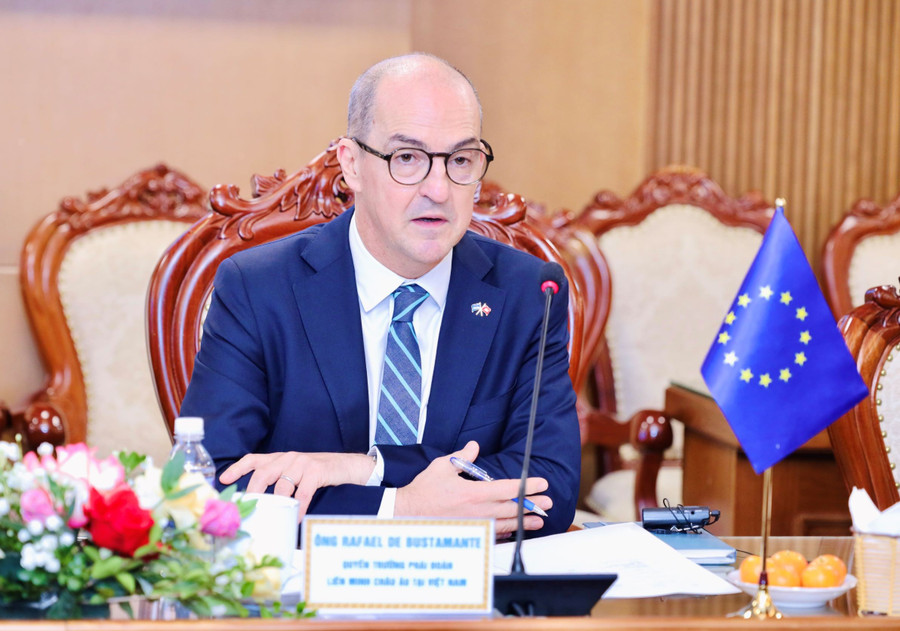 Ông Rafael De Bustamante - Quyền Trưởng Phái đoàn Liên minh châu Âu tại Việt Nam kỳ vọng hai bên sẽ tiếp tục phối hợp chặt chẽ trong giai đoạn triển khai sắp tới. ky-ket-1.jpg