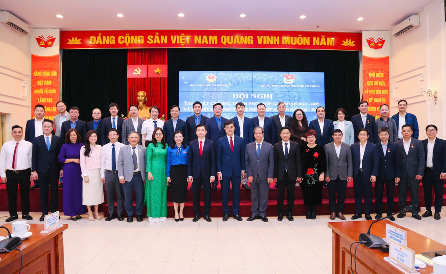 Các đại biểu tham dự hội nghị. ky-ket1.jpg
