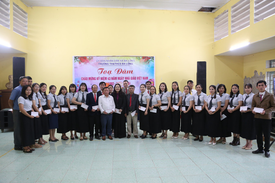 Các Trung Tâm Đăng Nhập MM88 Chính Thức Mới được nhận quà chúc mừng của lãnh đạo Sở GD&ĐT. 5.jpg