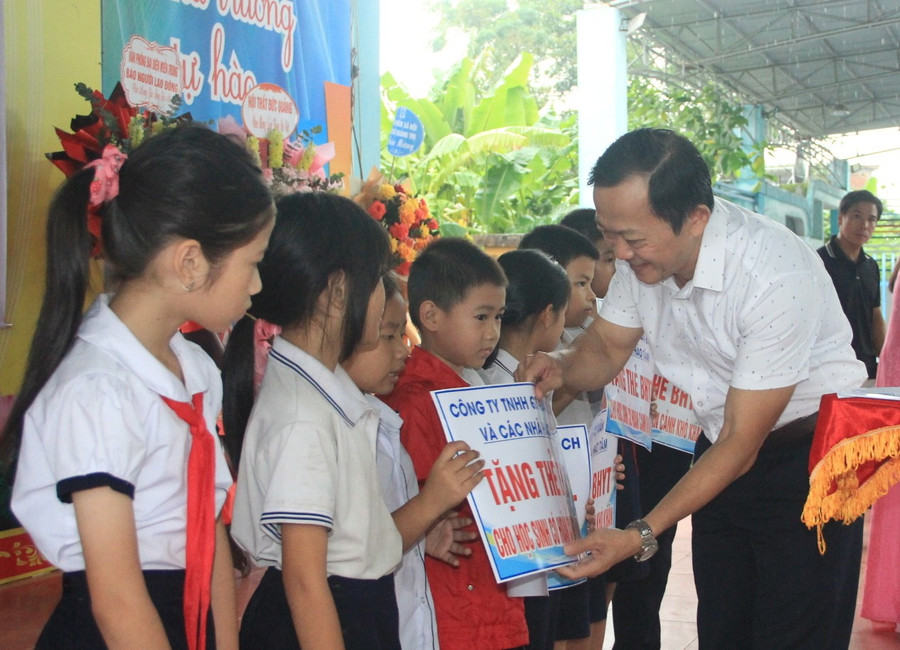 Tặng thẻ bảo hiểm giúp giảm gánh nặng cho phụ huynh. 