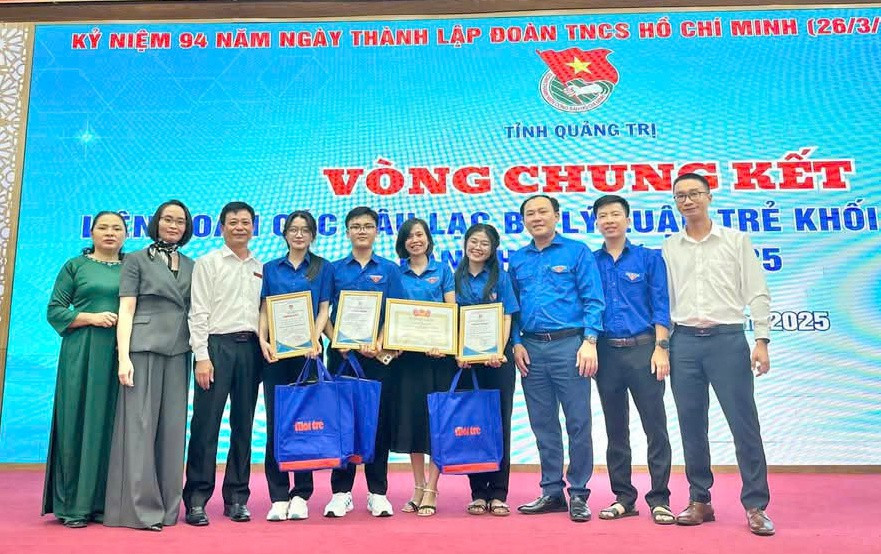 Cô Diệu phụ trách câu lạc bộ Lý luận trẻ của trường, giúp MM886 slot game, bắn cá, lô đề, đá gà gặt hái nhiều giải cao tại các cuộc thi. giao-vien-day-su-2.jpg