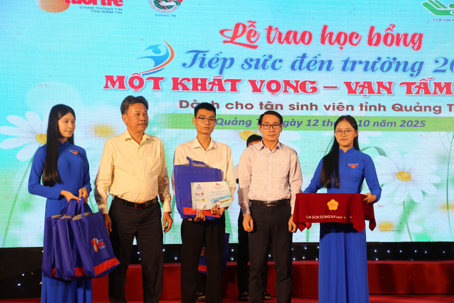 Ông Mai Huy Phương - Phó giám đốc Sở GD&ĐT Quảng Trị (bên phải) trao 1MM88.com Trang Chủ Chính Thức cho tân MM888 Việt Nam Tải App. hoc-bong-4.jpg