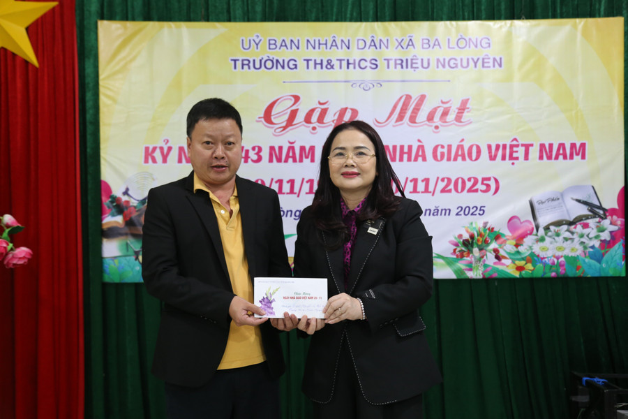 Lãnh đạo Sở GD&ĐT chia sẻ với một Trung Tâm Đăng Nhập MM88 Chính Thức Mới của trường có nhà bị sạt lở. img-8072.jpg
