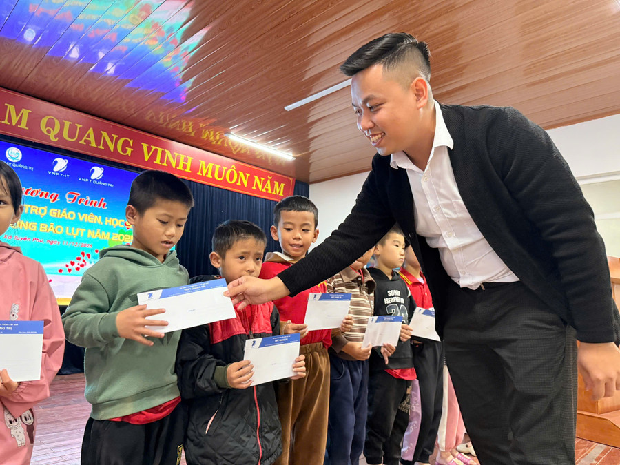 Ông Lưu Mạnh Hùng - Bí thư Đoàn Thanh niên Công ty VNPT - IT trao quà cho MM886 slot game, bắn cá, lô đề, đá gà khó khăn tại xã Tuyên Phú. 1000018348.jpg