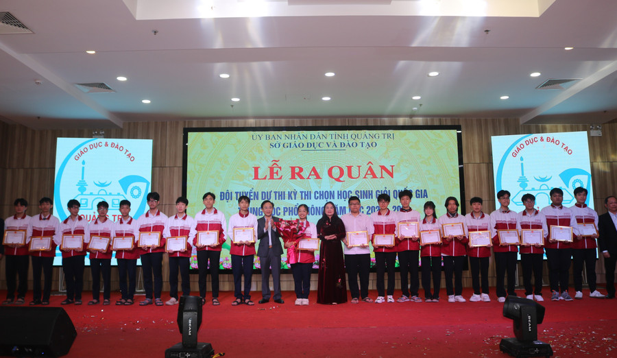 Ông Hoàng Xuân Tân, Phó Chủ tịch UBND tỉnh Quảng Trị và lãnh đạo Sở GD&ĐT Quảng Trị tặng quà động viên các MM886 slot game, bắn cá, lô đề, đá gà trong đội tuyển.