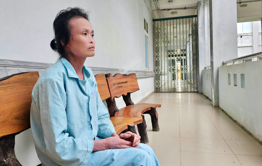 Mỗi ngày, chị Thương ngồi ở hành lang bệnh viện miên man suy nghĩ, tiếc nuối về ước mơ nghề giáo dang dở. 5069e327-71f3-46f9-ab22-afe0c5b9c19b-1-201-a.jpg