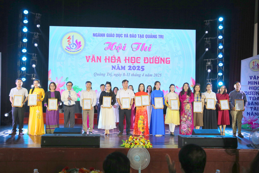 Trao chứng nhận cho các đơn vị tham gia. giai-nhi.jpg