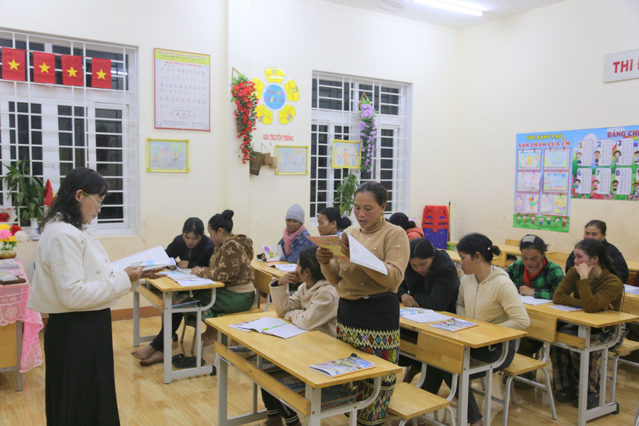 Chị Hồ Thị Dứp nói rằng, việc học chữ mang đến cho chị nhiều thuận lợi. hoc-chu-xoa-mu-3.jpg