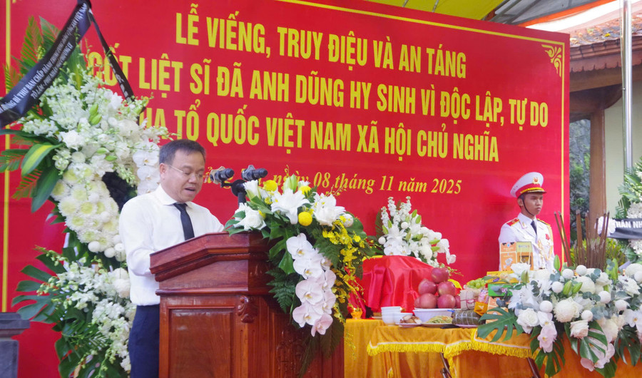 Ông Lê Đức Tiến, Phó Chủ tịch UBND tỉnh Quảng Trị đọc điếu văn, bày tỏ niềm thương tiếc và tri ân công ơn của các liệt sĩ. 1a9524302d3ba165f82a.jpg