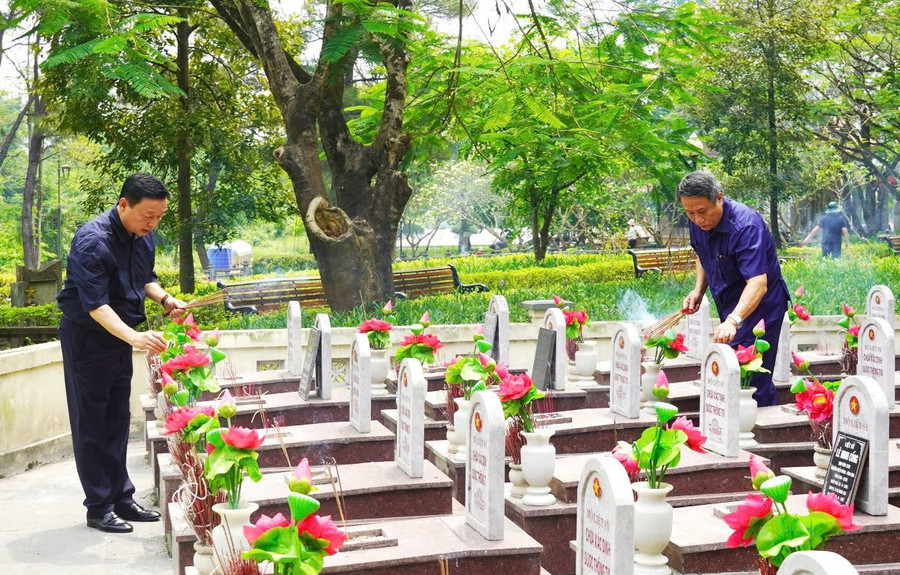 Thắp hương viếng các liệt sĩ tại Nghĩa trang liệt sĩ quốc gia Trường Sơn. 895838201755a50bfc44.jpg