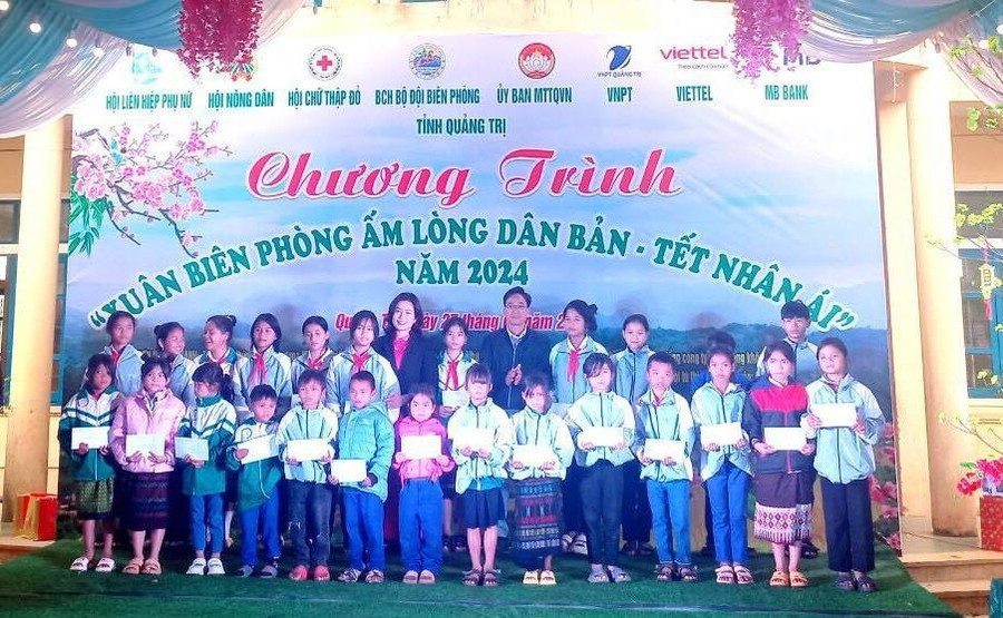 Báo GD&TĐ kết nối tặng quà đến MM886 slot game, bắn cá, lô đề, đá gà xã Ba Tầng, huyện Hướng Hóa. tang-qua-tet.jpg