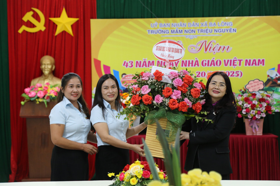 Tặng quà chúc mừng Trường Mầm non Triệu Nguyên. 16.jpg