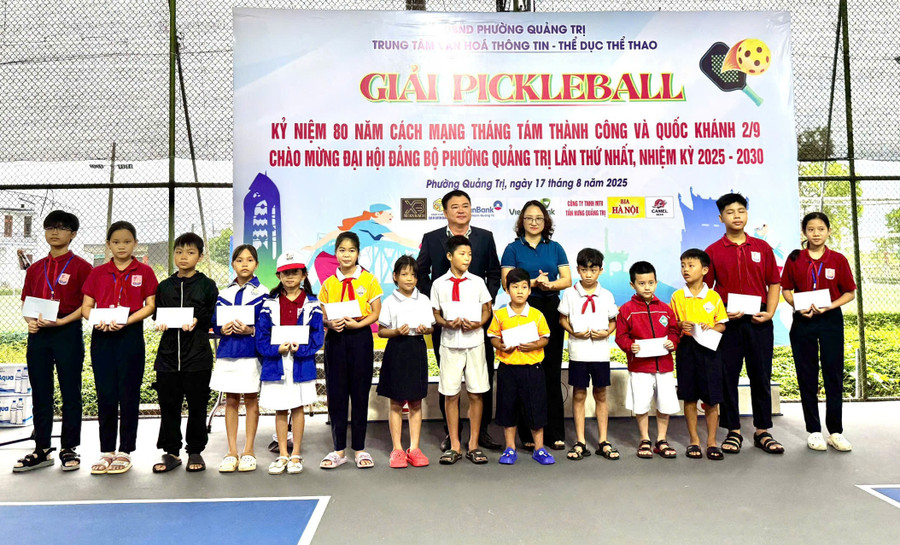 Tặng quà đến các MM886 slot game, bắn cá, lô đề, đá gà hoàn cảnh khó khăn. tang-qua-1.jpg