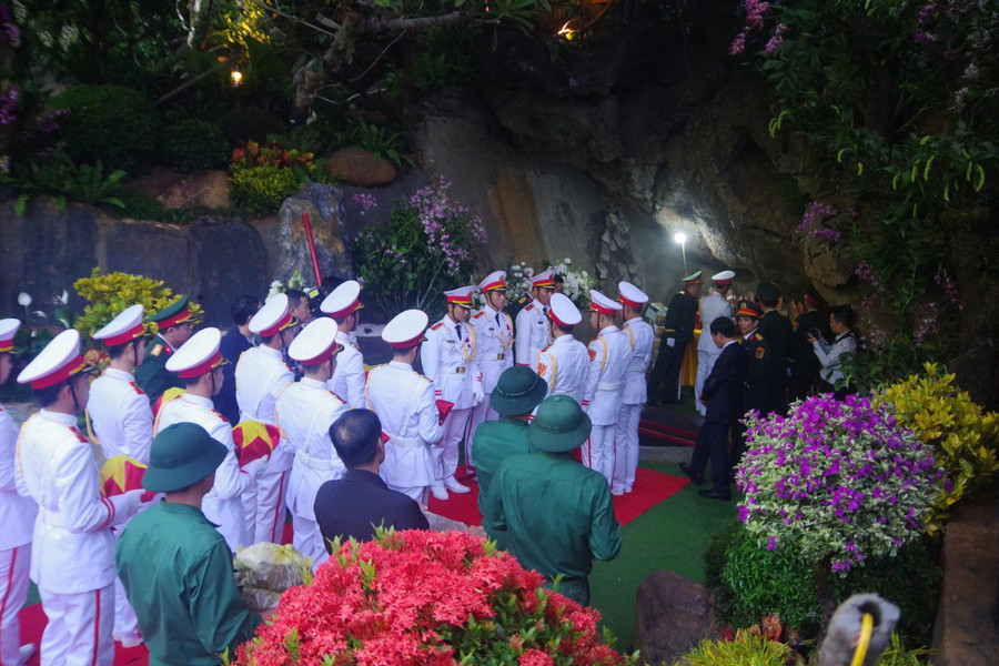 Nghi thức an táng hài cốt liệt sĩ trong ngôi mộ chung tại hang 8 Thanh niên xung phong. d4fa83548a5f06015f4e.jpg