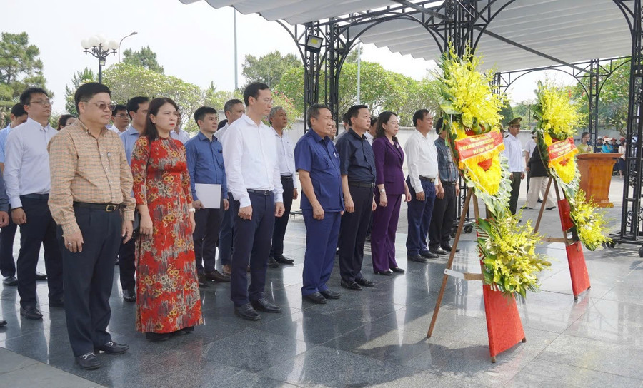 Phó Chủ tịch nước Võ Thị Ánh Xuân; Phó Thủ tướng Trần Hồng Hà viếng, dâng hương tri ân các Anh hùng liệt sĩ. 635aa60f897a3b24626b.jpg