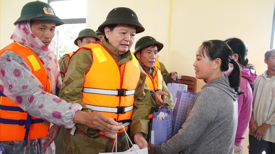 Phó Thủ tướng Mai Văn Chính thăm và tặng quà đến người dân xã Ninh Châu, tỉnh Quảng Trị. (Ảnh: QV)
