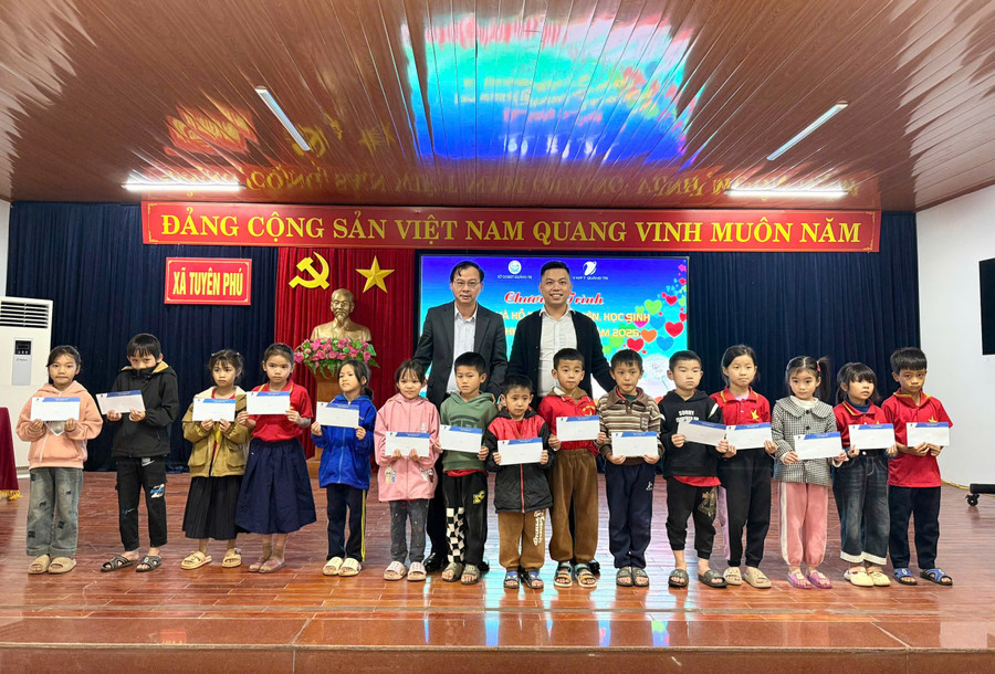 130 suất quà được trao tận tay các thầy cô và MM886 slot game, bắn cá, lô đề, đá gà xã Tuyên Phú. 1000018350.jpg