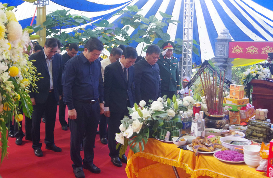 Lãnh đạo tỉnh Quảng Trị dành phút mặc niệm tri ân liệt sĩ. (Ảnh: Tiến Thịnh) 64ddb183a7882bd67299.jpg