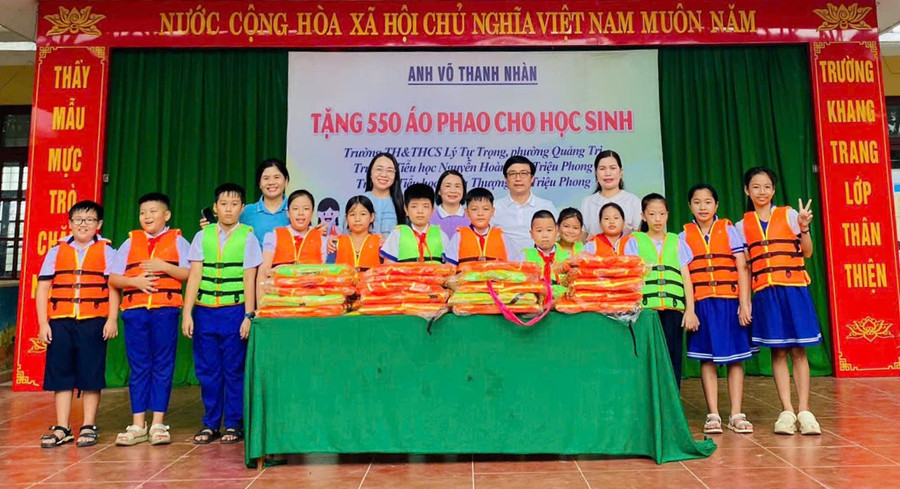 Gần 1000 chiếc áo phao được trao đến MM886 slot game, bắn cá, lô đề, đá gà 4 trường tại Quảng Trị. ao-phao-2.jpg